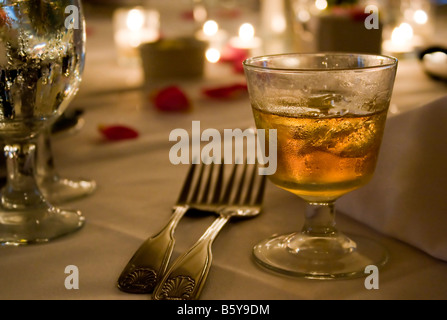 Ein Glas golden Schnaps auf den Felsen könnte Scotch Bourbon oder Whisky Stockfoto