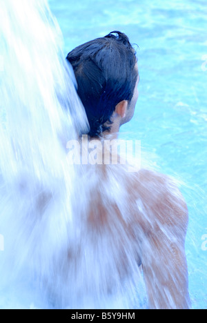 Mann im Brunnen oder Dusche Schwimmbad Spa entspannende Männer Gesundheit Fitness Massage hydro-Massage Rückenmassage Stockfoto