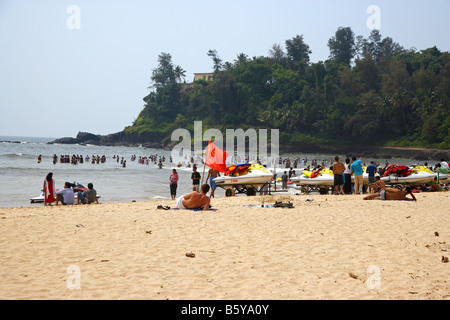 Indische Touristen in Baga Beach, Goa, Indien Stockfoto