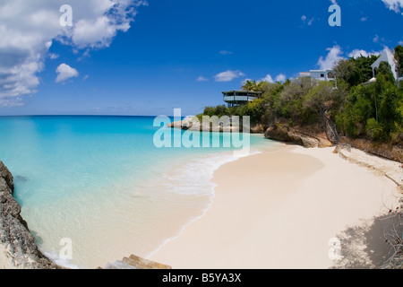 Kleine Bucht und Strand auf der karibischen Insel Anguilla in den British West Indies Stockfoto