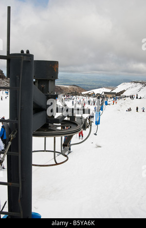 Seitenansicht des Sesselliftes mit Skifahrer Stockfoto