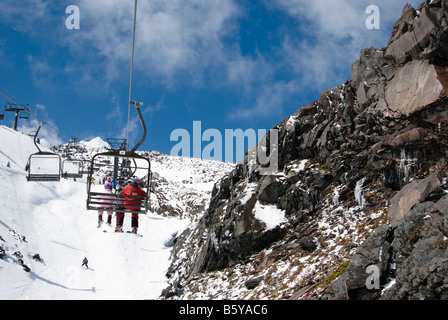 Sessellift am Hang des Mount Ruapehu - Whakapapa Ski-Gebiet - größte in Neuseeland Stockfoto