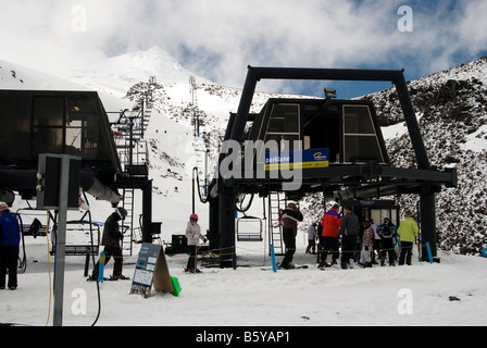 Blick auf den Sessellift mit Skifahrer Stockfoto