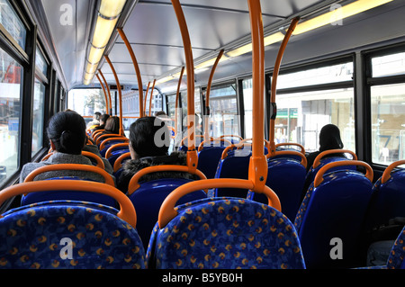 Rückansicht der People Heads sitzend auf dem Innendeck von Transport für London tfl rot öffentlicher Personenverkehr Doppeldeckerbus in London England Großbritannien Stockfoto