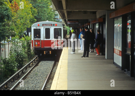 Stadtbahn nimmt Passagiere in der Nähe von Boston, Massachusetts, USA Stockfoto