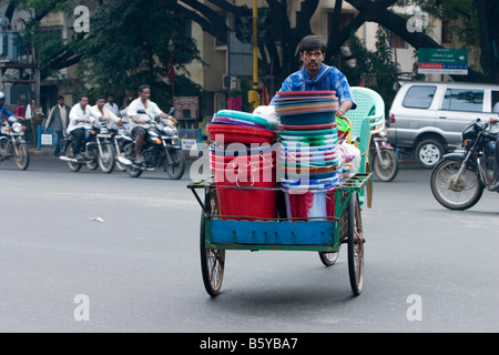 Ein Kreditor, Verkauf von Kunststoffbehältern auf seinem Dreirad in Chennai, Tamil Nadu, Indien. Stockfoto