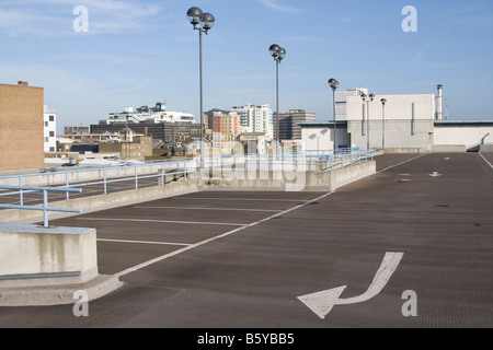 obersten Ebene des Multi-geschossiges Parkhaus Ilford Stadt Zentrum Essex England uk gb Stockfoto