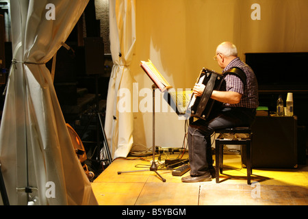 Alter Mann spielt Akkordeon bei Veranstaltung in Rom, Italien Stockfoto