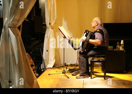 Alter Mann spielt Akkordeon bei Veranstaltung in Rom, Italien Stockfoto