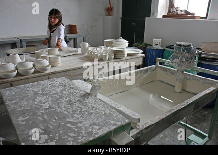 Führer in der weißen Farbe tauchen Zimmer bei Ceramica Vieira Keramik, Lagoa, Azoren, Portugal Stockfoto