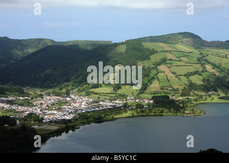 Blick auf die kleine Stadt Sete Cidades neben dem See Lagoa Azul, São Miguel, Azoren, Portugal Stockfoto