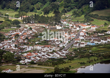 Nahaufnahme von oberhalb der kleinen Stadt Sete Cidades Sao Miguel Azoren-Portugal Stockfoto