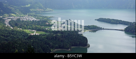 Panoramablick über die Seen Lagoa Verde und Lagoa Azul und die Stadt von Sete Cidades Sao Miguel Azoren-Portugal Stockfoto