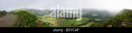 Panoramablick über das Tal der Krater von Sete Cidades mit seinen beiden Seen, São Miguel, Azoren, Portugal Stockfoto