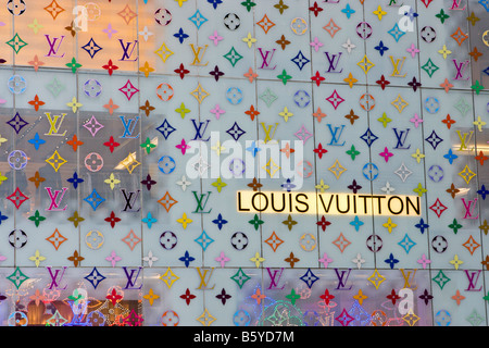 Die Außenseite eines Louis Vuitton-Store wird auf der Fifth Avenue in Manhattan, New York gesehen. Stockfoto