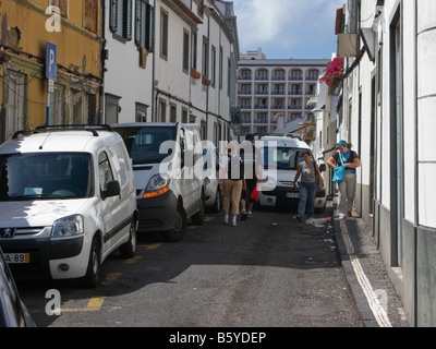 Einer der vielen engen Einbahnstraßen in Ponta Delgada, Azoren, Portugal Stockfoto