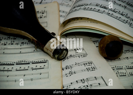 Blätter der Filmmusik und Flasche Stockfoto