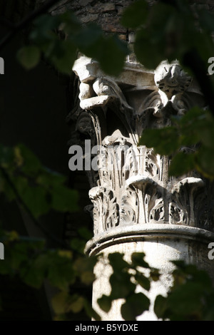 römische Säule von Kirche Santa Sabina auf dem Aventin-Hügel, Rom Stockfoto