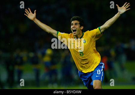 Kaka von Brasilien feiert erzielte das erste Tor während der FIFA WM Deutschland 2006-Partie zwischen Brasilien und Kroatien. Stockfoto