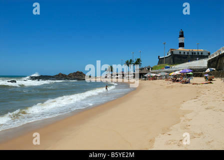 Leuchtturm Farol da Barra und Strand, Salvador de Bahia, Bahia, Brasilien Stockfoto