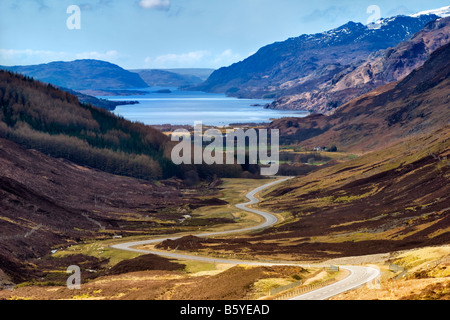 Atemberaubender Aussichtspunkt auf die gewundene Bealach na Bà Rd aus den A832 Jahren in Glen Docherty, Halbinsel Applecross, Schottland. Auf Kinlochewe und Loch Maree Stockfoto