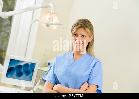 junge Zahnarzthelferin lächelt Stockfoto