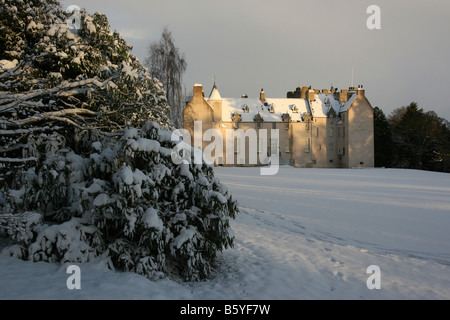 Trommel-Schloss in Royal Deeside, Aberdeenshire, Schottland, im Winter mit einer Bedeckung von Schnee gesehen. Stockfoto