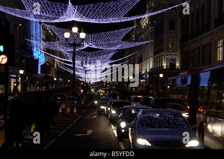 Weihnachtsbeleuchtung und Verkehr entlang Regent Street, London Stockfoto