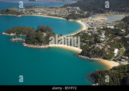 Kaiteriteri Top Breaker Bay Mitte Honeymoon Bay unten Nelson Region Südinsel Neuseeland Antenne Stockfoto