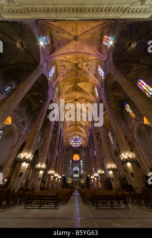 Palma De Mallorca-Kathedrale La Seu Blick vom östlichen Ende in Richtung der Hochaltar Stockfoto