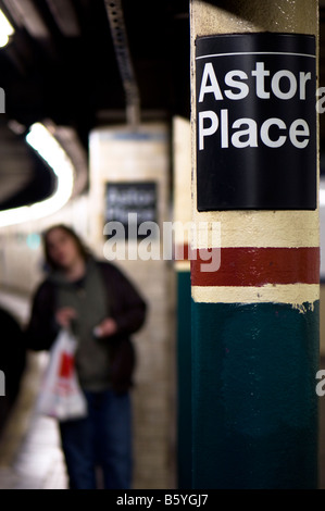 Warten auf den Zug u-Bahn Haltestelle Astor Place in New York City. Stockfoto