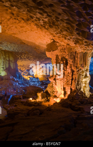 Hängen Sie gesungene Sot oder Überraschung Grotte - Bo Hon Island - Halong Bucht, Vietnam Stockfoto