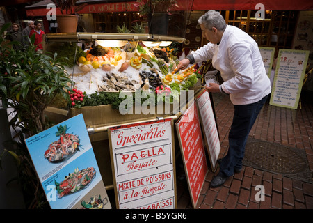 Kellner bereitet die Fahrbahn Anzeige von Muscheln und Meeresfrüchte auf Eis außerhalb ein Fischrestaurant in Brüssel. Belgien. (44) Stockfoto