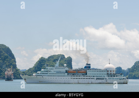 Passagierschiff GLOBETROT Prinzessin in Halong Bucht, Vietnam Stockfoto