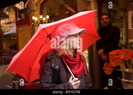 Junge Frau mit einem Regenschirm spazieren durch die Straßen von Brüssel. Belgien. (44) Stockfoto