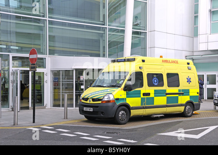 Krankenwagen auf Rückseite des University College London Hospital UCH England UK Stockfoto