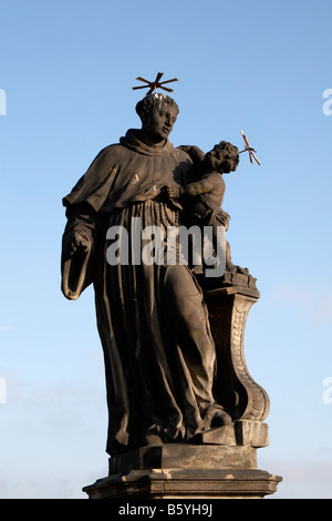 Statue des Heiligen Antonius von Padua auf der Karlsbrücke, Prag Stockfoto