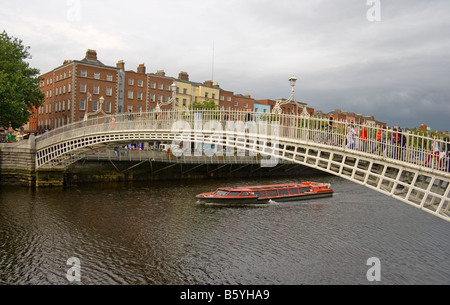 Blick auf den Liffey Bridge auch bekannt als Ha Penny Brücke über den Fluss Liffey in Dublin Irland Stockfoto