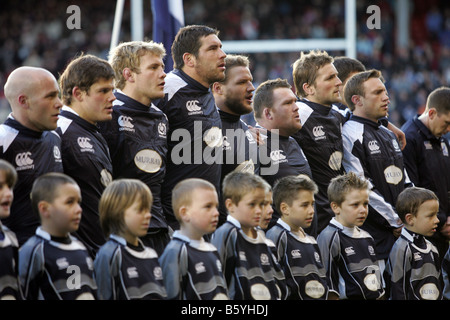 Schottland Rugby-Nationalmannschaft line-up mit jungen Maskottchen vor einem Spiel in Aberdeen, Schottland, Flower of Scotland zu singen Stockfoto