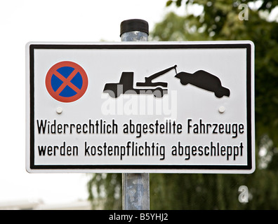 Warnzeichen in deutscher Sprache illegal parkende Fahrzeuge werden abgeschleppt weg Deutschland Stockfoto