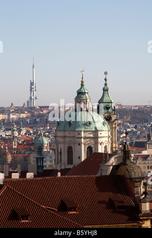 Die Kirche des Heiligen Nikolaus im Vordergrund mit dem Zizkov TV Tower am Horizont gesehen von der Prager Burg Stockfoto