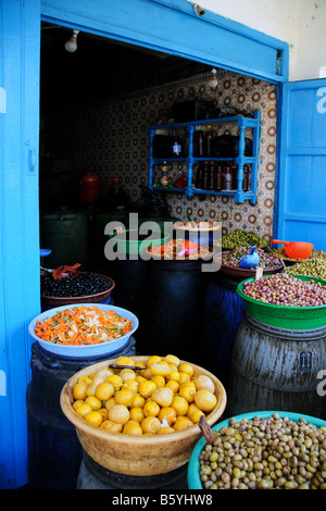 Ein Marktstand, verkaufen, Zitronen, Oliven und eingelegtem Gemüse in Essaouira Marokko Stockfoto