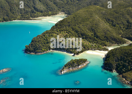 Mosquito Bay unten rechts und Rinde Bay Top links Abel Tasman Nationalpark Nelson Region Südinsel Neuseeland Antenne Stockfoto