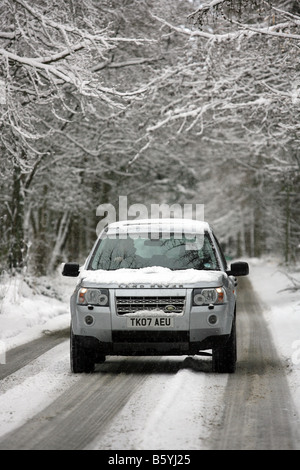 Land Rover Freelander 2 vier Rad-Antrieb fahren entlang einer Schnees bedeckt Landstraße im Winter, in Schottland, Großbritannien Stockfoto