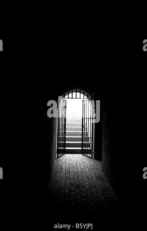 Offenes Tor am Ende eines Tunnels in einer alten spanischen Burg in Südamerika Stockfoto
