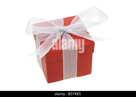 Roten Geschenk-Box mit weißer Schleife Band auf weißem Hintergrund Stockfoto