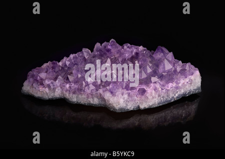 Amethyst Kristall Cluster auf schwarzem Hintergrund Stockfoto