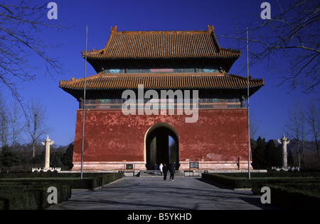 Tor des großen Palastes auf dem Gelände der Ming-Gräber in der Nähe von Peking, China Stockfoto