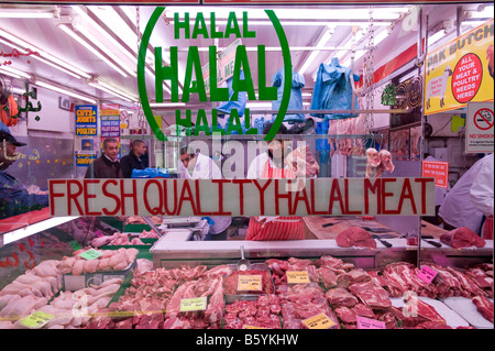 Metzger in Shepherds Bush Markt verkauft Halal-Fleisch, West London W12 Vereinigtes Königreich Stockfoto