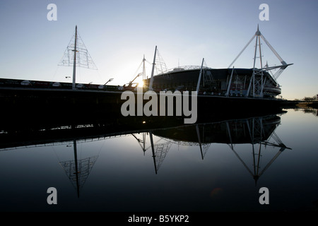 Stadt von Cardiff, Südwales. Morgen Silhouette Ansicht von Cardiff Millennium Stadium mit dem Fluss Taff im Vordergrund. Stockfoto